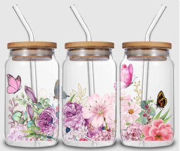 Drei 16 oz Glasbecher mit Bambusdeckel und gebogenem Glastrinkhalm, verziert mit floralen Motiven und bunten Schmetterlingen in Rosa-, Lila- und Grüntönen. Die kunstvollen Blumen- und Schmetterlingsdesigns verleihen den Bechern eine frühlingshafte, natürl